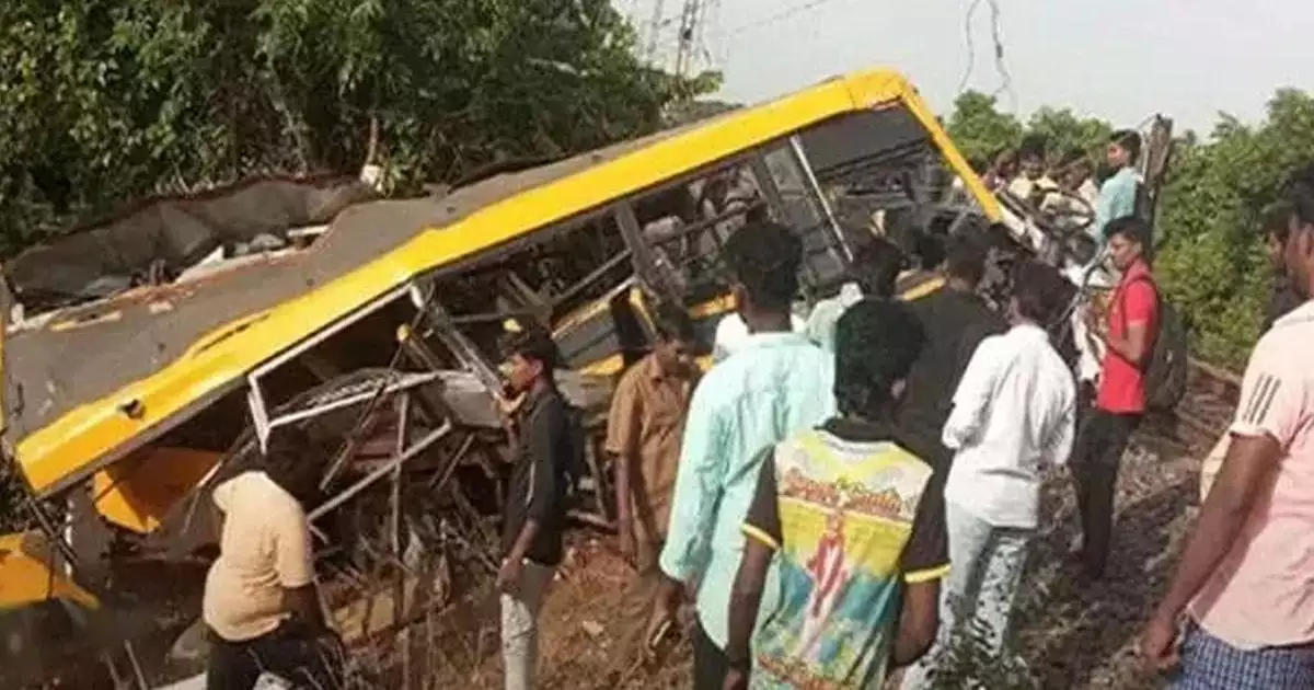 തമിഴ്നാട്ടിൽ സ്വകാര്യ സ്കൂൾ വാനിൽ ട്രെയിൻ ഇടിച്ച് അപകടം; അഞ്ച് വിദ്യാർത്ഥികൾ മരിച്ചു