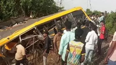 തമിഴ്നാട്ടിൽ സ്വകാര്യ സ്‌കൂൾ വാനിൽ ട്രെയിൻ ഇടിച്ച് അപകടം; അഞ്ച് വിദ്യാർത്ഥികൾ മരിച്ചു