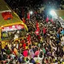ഇരുട്ടിലും വിപ്ലവ ജ്വാലയായി സമരസൂര്യന്‍; കണ്ണീര്‍ പൊഴിച്ച് പാതയോരങ്ങള്‍, ജനസാഗരത്തില്‍ ലയിച്ച് വിഎസ്