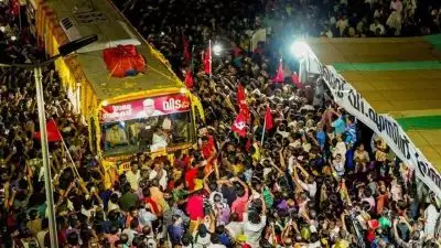 ഇരുട്ടിലും വിപ്ലവ ജ്വാലയായി സമരസൂര്യന്‍; കണ്ണീര്‍ പൊഴിച്ച് പാതയോരങ്ങള്‍, ജനസാഗരത്തില്‍ ലയിച്ച് വിഎസ്