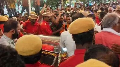 വിപ്ലവ സൂര്യന് അന്ത്യാഭിവാദ്യങ്ങളോടെ ജന്മനാട്; റിക്രിയേഷന്‍ ഗ്രൗണ്ടി അണപൊട്ടിയ ജനപ്രവാഹം