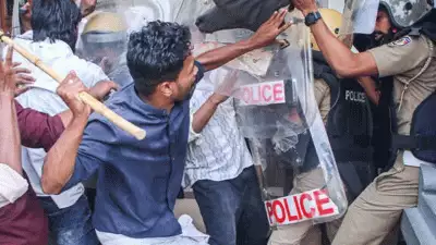എസ്എഫ്‌ഐ പ്രതിഷേധം; സംസ്ഥാന സെക്രട്ടറി ഉള്‍പ്പെടെ 27 പേര്‍ക്കെതിരെ ജാമ്യമില്ലാ വകുപ്പ് പ്രകാരം കേസെടുത്തു
