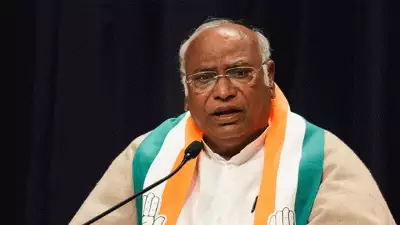 ഭരണഘടനയില്‍ മാറ്റംവരുത്താന്‍ അനുവദിക്കില്ല; 42 രാജ്യങ്ങള്‍ സന്ദര്‍ശിച്ച മോദി ഇതുവരെ മണിപ്പൂരില്‍ പോയിട്ടില്ലെന്ന് മല്ലികാര്‍ജുന്‍ ഖാര്‍ഗെ