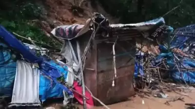 കനത്ത മഴ, മൂന്നാറില്‍ ദേശീയപാതയില്‍ മണ്ണിടിഞ്ഞു; നാല് വഴിയോര കടകള്‍ തകര്‍ന്നു