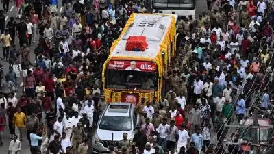വിലാപയാത്ര 17 മണിക്കൂർ പിന്നിട്ട്, ജന്മനാടായ ആലപ്പുഴയിൽ; പുന്നപ്ര വയലാറിന്റെ വിപ്ലവമണ്ണിലേക്ക് വിഎസ്