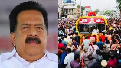 'ഹരിപ്പാടിലൂടെ വിഎസ് കടന്നുപോകുമ്പോൾ ഞാനിവിടെ വേണ്ടേ'; വഴിയോരത്ത് വിലാപയാത്ര കാത്ത് രമേശ് ചെന്നിത്തല