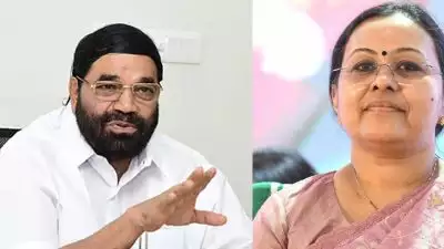 'മെഡിക്കൽ കോളേജ് കെട്ടിടം ആരോഗ്യ മന്ത്രി വന്ന് ഉരുട്ടി ഇട്ടതാണോ? ഒരപകടമുണ്ടായാൽ ആ വകുപ്പിലെ മന്ത്രി രാജി വെക്കണം എന്നാണോ'; വി എൻ വാസവൻ