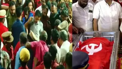 'ഡിസി ഓഫീസിലെ പൊതുദർശന സമയം ചുരുക്കിയിട്ടും വിഎസിനെ അവസാനമായി ഒരുനോക്ക് കാണാൻ തടിച്ച് കൂടി ജനങ്ങൾ'; പൊതുദർശനം തുടരുന്നു