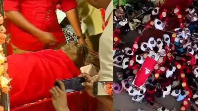 22 മണിക്കൂർ പിന്നിട്ട് ജനസാഗരത്തിന് നടുവിലൂടെ വി എസ് വേലിക്കകത്തെ വീട്ടിലെത്തി; ഒരുനോക്ക് കാണാൻ തടിച്ച്കൂടി ജനക്കൂട്ടം