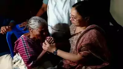 ബിന്ദുവിൻ്റെ വീട്ടിലെത്തി ആരോ​ഗ്യമന്ത്രി വീണാ ജോർജ്; 'കുടുംബത്തിൻ്റെ ദു:ഖം തൻ്റേതും', വേണ്ടത് ചെയ്യാമെന്ന് ഉറപ്പ് നൽകി മടങ്ങി