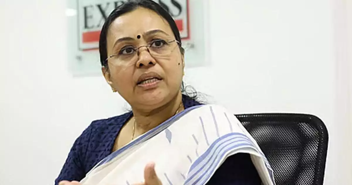 'ആശുപത്രികളിൽ എത്തുന്നത് ഉൾക്കൊള്ളുന്നതിലും അധികം രോഗികൾ'; മെഡിക്കല് കോളേജിലെ നിലത്ത് കിടത്തി ചികിത്സയെ ന്യായീകരിച്ച് ആരോഗ്യമന്ത്രി