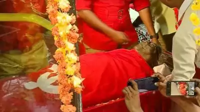 'ഡിസി ഓഫീസും താണ്ടി അവസാനമായി ഇനി ബീച്ചിലെ റിക്രിയേഷൻ ഗ്രൗണ്ടിൽ പൊതുദർശനം'; വിഎസിനെ അവസാനമായി ഒരുനോക്ക് കാണാൻ ജനസാഗരം