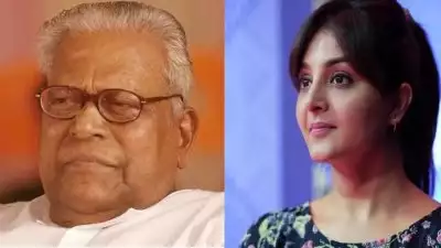 പുന്നപ്ര-വയലാർ സമരത്തിൻ്റെ ബയണറ്റ് അടയാളം, ആ കാല്പാദം കൊണ്ടാണ് അദ്ദേഹം ജനഹൃദയങ്ങളിലേക്ക് നടന്നുകയറിയത്: വിഎസിനെ അനുസ്മരിച്ച് മഞ്ജു വാര്യർ