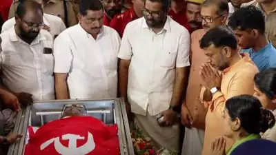 വേലിക്കകത്തെ വീട്ടില്‍ നിന്നും വിഎസിന്റെ ഒടുവിലത്തെ മടക്കം; ഉയരുന്ന മുഷ്ടിയും ചങ്കിടറിയ മുദ്രാവാക്യവുമായി മലയാള നാടിന്റെ പരിച്ഛേദം ആലപ്പുഴയില്‍