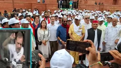 വോട്ടുകൊള്ളയില്‍ തലസ്ഥാനത്തെ പോര്‍മുഖമാക്കി പ്രതിപക്ഷ പ്രതിഷേധം; ഭരണഘടന സംരക്ഷിക്കാനുള്ള ശ്രമമെന്ന് രാഹുല്‍ ഗാന്ധി; ഡല്‍ഹി പൊലീസിനെ ഉപയോഗിച്ച് അടിച്ചമര്‍ത്താന്‍ കേന്ദ്രസര്‍ക്കാര്‍ ശ്രമം; പ്രതിപക്ഷ നേതാവിനെ അടക്കം അറസ്റ്റ് ചെയ്ത് നീക്കുന്നു