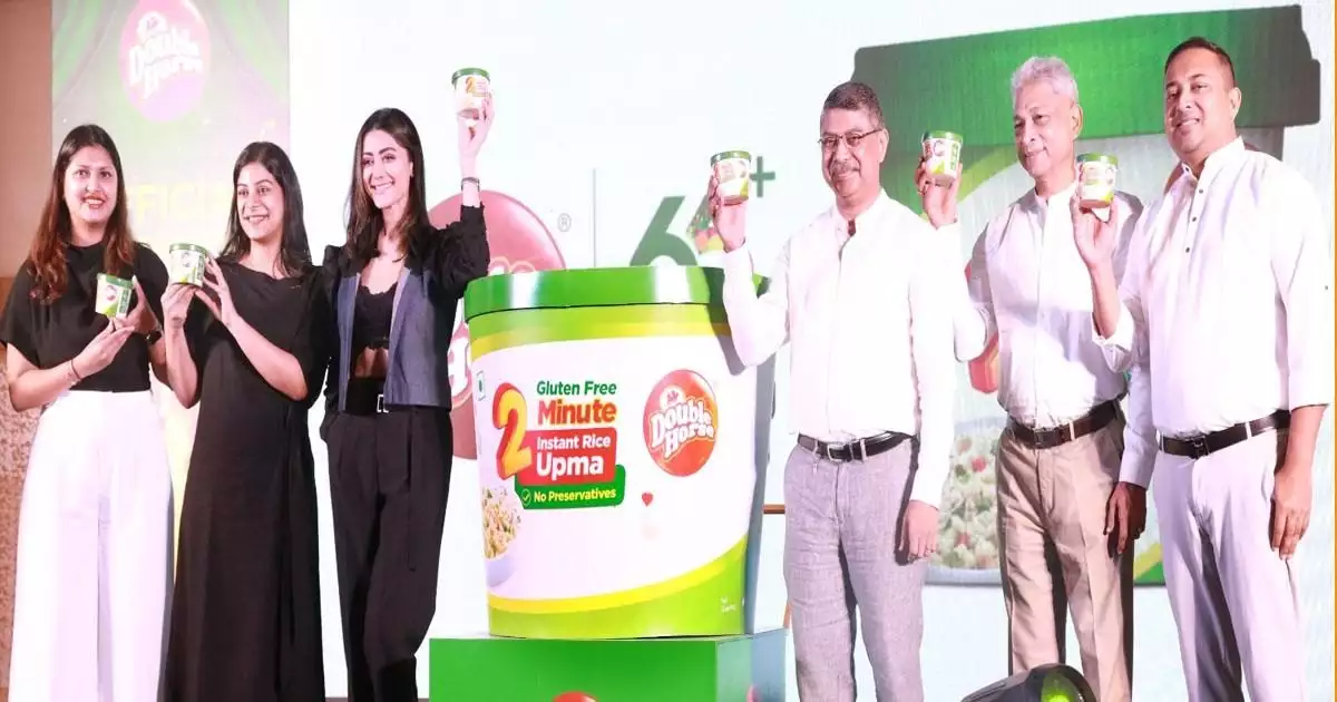 ഡബിള് ഹോഴ്സ് ഗ്ലൂട്ടന് ഫ്രീ 2 മിനിറ്റ് ഇന്സ്റ്റന്റ് റൈസ് ഉപ്പുമ പുറത്തിറക്കി; ചെയര്മാന് വിനോദ് മഞ്ഞിലയും ഡബിള് ഹോഴ്സ് ബ്രാന്ഡ് അംബാസഡര് മമ്ത മോഹന്ദാസും ചേര്ന്ന് ഇന്സ്റ്റന്റ് റൈസ് ഉപ്പുമ പുറത്തിറക്കി