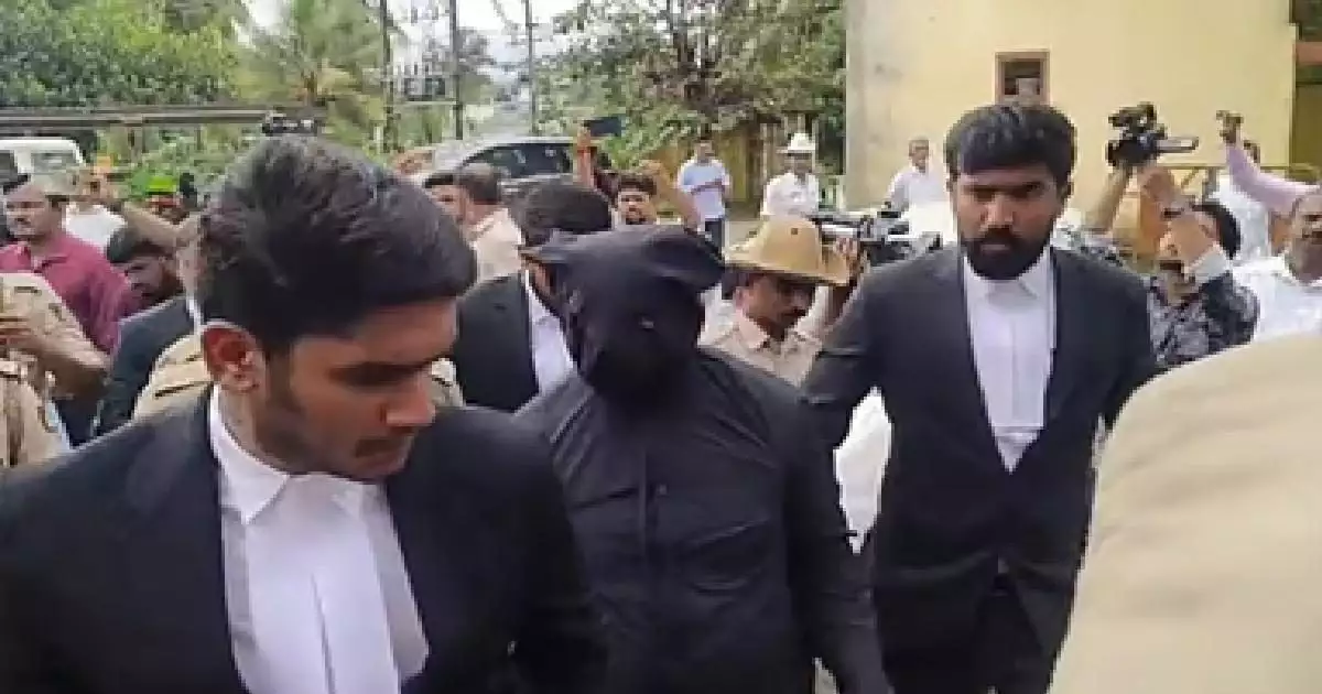 ധർമ്മസ്ഥല കേസിൽ വൻ ട്വിസ്റ്റ്; വെളിപ്പെടുത്തൽ നടത്തിയ ക്ഷേത്രം മുൻ ശുചീകരണ തൊഴിലാളി അറസ്റ്റിൽ, കാണാതായ അനന്യ ഭട്ടിന്റെ തിരോധാനം നുണക്കഥയാണെന്ന് അമ്മയെന്ന് അവകാശപ്പെട്ട സുജാത ഭട്ട്!