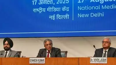 'അമ്മമാരുടേയും പെണ്‍മക്കളുടേയുമെല്ലാം സിസിടിവി വീഡിയോ പങ്കുവെയ്ക്കണമെന്നാണോ?'; വോട്ടര്‍മാരുടെ ചിത്രങ്ങള്‍ അനുവാദമില്ലാതെ മാധ്യമങ്ങള്‍ക്ക് മുന്നില്‍ പ്രദര്‍ശിപ്പിച്ചു; വോട്ടുകൊള്ള ആരോപണത്തില്‍ തിരഞ്ഞെടുപ്പ് കമ്മീഷന്റെ വിചിത്ര ന്യായങ്ങള്‍