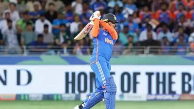 ASIA CUP 2025: എങ്ങനെ ഉണ്ട് മോനെ എന്റെ സിക്സ്; അഭിഷേകിന്റെ നോ ലുക്ക് ഷോട്ട് വൈറൽ