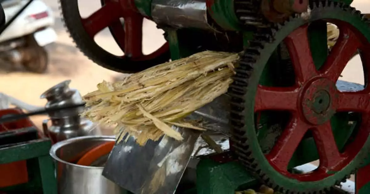 കരിമ്പിൻ ജ്യൂസ് മെഷീൻ ക്ലീൻ ചെയ്യുന്നതിനിടെ ജീവനക്കാരന്റെ കൈപ്പത്തിയറ്റു