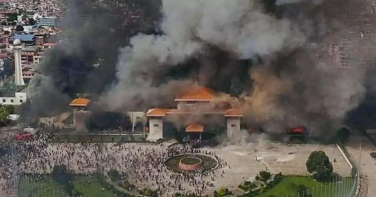 നേപ്പാളിൽ ആളിപ്പടർന്ന് ജെൻ സി പ്രക്ഷോഭം; പാർലമെന്റ് മന്ദിരത്തിന് തീയിട്ട് പ്രക്ഷോഭകാരികൾ, രാജിവെച്ച മന്ത്രിമാരെ സുരക്ഷിത കേന്ദ്രങ്ങളിലേക്ക് മാറ്റാൻ സൈന്യം