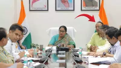 'ഡൽഹിയിൽ രണ്ട് മുഖ്യമന്ത്രി'; ഔദ്യോഗിക യോഗത്തിൽ രേഖാ ഗുപ്തയ്ക്കൊപ്പം ഭർത്താവും, പരിഹസിച്ച് ആം ആദ്മി