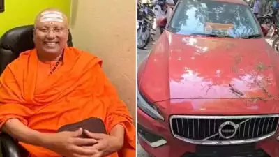 ഡൽഹി ബാബയ്‌ക്കെതിരെ ലൈംഗിക പീഡനാരോപണം ഉന്നയിച്ച് 17 വിദ്യാർഥിനികൾ; സ്വാമിയുടെ കാറിന് വ്യാജ നമ്പർ പ്ലേറ്റ്