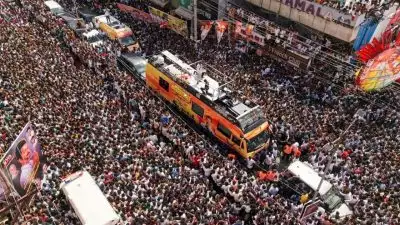 അറിയിച്ചത് 10,000 പേർ പങ്കെടുക്കുമെന്ന്, എത്തിയത് കാൽ ലക്ഷത്തിലധികം പേർ; രാവിലെ പത്ത് മുതൽ ആളുകൾ കാത്തുനിന്നു, വിജയ് എത്തിയത് വൈകിട്ട് ഏഴിന്