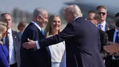 ട്രംപിന് വൻ സ്വീകരണം, നേരിട്ടെത്തി സ്വീകരിച്ച് നെതന്യാഹു; ടെൽ അവിവ് ബീച്ചിൽ 'നന്ദി ട്രംപ്' ബാനർ