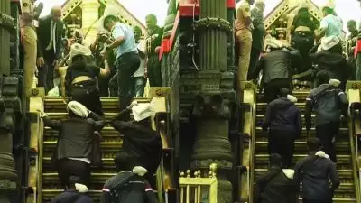 പതിനെട്ടാം പടി ചവിട്ടി ദ്രൗപതി മുർമു സന്നിധാനത്ത്; മലകയറിയത് പ്രത്യേക വാഹനത്തിൽ