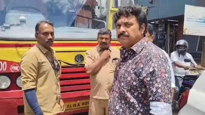 'കെഎസ്ആർടിസി ബസ് തടഞ്ഞു'; കൊല്ലത്ത് മന്ത്രി ഗണേഷ് കുമാറിന്റെ മിന്നൽ പരിശോധന, പ്ലസ്റ്റിക് കുപ്പികൾ നീക്കം ചെയ്യാത്തതിന് ശകാരം
