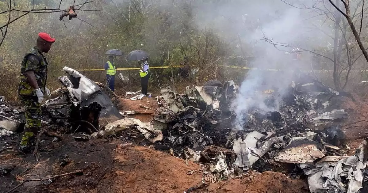 കെനിയയിൽ വിമാനം തകർന്നു വീണു; 12 മരണം