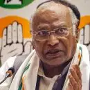 മുഖ്യമന്ത്രി ചരടുവലികള്‍ നോക്കികണ്ട് ഹൈക്കമാന്‍ഡ്; പരസ്യ പ്രതികരണം പാടില്ലെന്ന് എഐസിസി കര്‍ശന നിര്‍ദേശം; ഖാര്‍ഗെ നേതാക്കളെ വിളിച്ചു