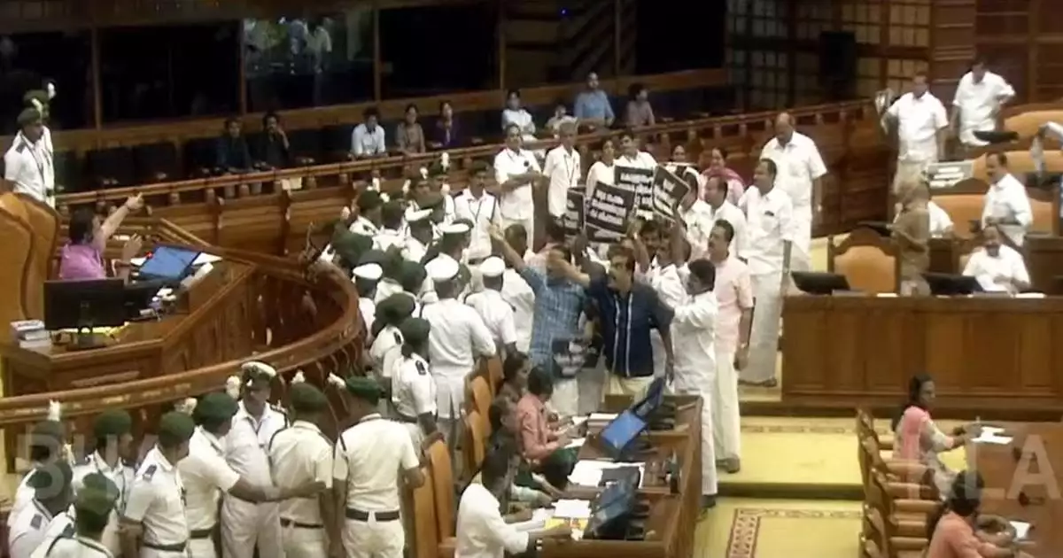 മൂന്നാം ദിനവും സഭയിൽ പ്രതിപക്ഷ പ്രതിഷേധം ശക്തം; പ്ലക്കാർഡും ബാനറുമായി സ്പീക്കർക്ക് മുന്നിൽ