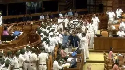 മൂന്നാം ദിനവും സഭയിൽ പ്രതിപക്ഷ പ്രതിഷേധം ശക്തം; പ്ലക്കാർഡും ബാനറുമായി സ്പീക്കർക്ക് മുന്നിൽ