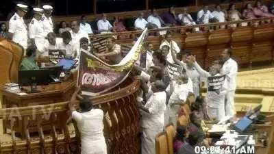 ശബരിമല സ്വർണപ്പാളി വിവാദം; പ്രതിപക്ഷ പ്രതിഷേധത്തിൽ മുങ്ങി നിയമസഭ, സഭ ഇന്നത്തേക്ക് പിരിഞ്ഞു