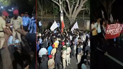 പോണ്ടിച്ചേരി യൂണിവേഴ്‌സിറ്റിയില്‍ ലൈംഗികാതിക്രമ ആരോപണം ഉയര്‍ന്ന അധ്യാപകനെതിരെ നടപടി ആവശ്യപ്പെട്ട് പ്രതിഷേധം; എസ്എഫ്‌ഐ പ്രവര്‍ത്തകരെ പൊലീസിനെ ഉപയോഗിച്ച് നേരിട്ട് സര്‍വ്വകലാശാല; വിദ്യാര്‍ത്ഥിനികള്‍ക്ക് ഉള്‍പ്പെടെ മര്‍ദ്ദനം