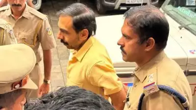 ശബരിമല സ്വര്‍ണക്കൊള്ള: പോറ്റിയുടെ വീട്ടില്‍ നിന്ന് സ്വര്‍ണം പിടിച്ചെടുത്തു, സ്മാര്‍ട്ട് ക്രിയേഷന്‍സില്‍ എത്തിച്ചും തെളിവെടുപ്പ്