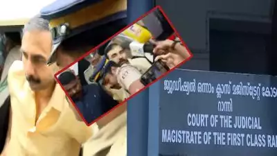 'എന്നെ കുടുക്കിയവര്‍ നിയമനത്തിന് മുന്നില്‍ വരും', കോടതി വരാന്തയില്‍ ആദ്യ പ്രതികരണവുമായി ഉണ്ണികൃഷ്ണന്‍ പോറ്റി; കോടതിയില്‍ നിന്ന് പുറത്തിറക്കിയപ്പോള്‍ പോറ്റിക്ക് നേര്‍ക്ക് ചെരിപ്പേറ്