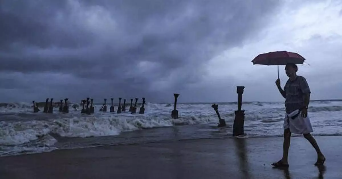 പുതിയ ന്യൂനമർദ്ദം രൂപപ്പെട്ടു, ഇടിമിന്നലോടെ കനത്ത മഴ വരുന്നു; വിവിധ ജില്ലകളിൽ യെല്ലോ അലർട്ട്