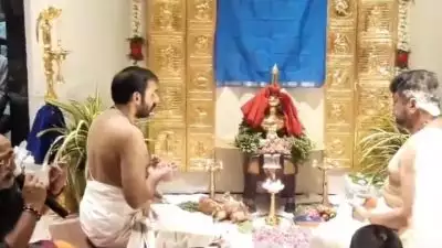 ശബരിമലയിലേക്കെന്ന് പറഞ്ഞ് ഡ്യൂപ്ലിക്കേറ്റ് കവാടം നിർമ്മിച്ചു; ചെന്നൈയിൽ പൂജ, ചടങ്ങിൽ നടൻ ജയറാമും, വീഡിയോ പുറത്ത്