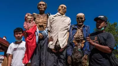 മരിച്ചവരെ തിരികെ കൊണ്ടുവരുന്ന ടൊരാജൻമാർ; എന്താണ് ഇന്തോനേഷ്യയിലെ 'ഡെഡ് ബോഡി' ഫെസ്റ്റിവൽ?