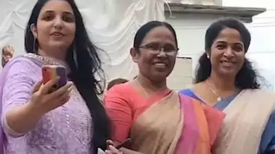 നടി റിനി ആൻ ജോർജ് സിപിഎം വേദിയിൽ; പാർട്ടിയിലേക്ക് സ്വാഗതം ചെയ്ത് കെജെ ഷൈൻ, സ്ത്രീകളെ സ്മാർത്ത വിചാരം ചെയ്യുന്നവരുടെ കൂട്ടമാണ് കോൺഗ്രസെന്ന് വിമർശനം