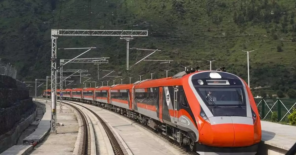 കേരളത്തിന്റെ മൂന്നാം വന്ദേഭാരത് പ്രധാനമന്ത്രി നരേന്ദ്രമോദി ഫ്ലാഗ് ഓഫ് ചെയ്തു; വിവിധ സ്ഥലങ്ങളിലേക്കുള്ള നിരക്കുകൾ ഇങ്ങനെ