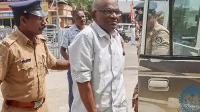 'കൈവിലങ്ങ് ധരിപ്പിച്ചത് വാസുവിൻ്റെ അനുമതിയോടെ'; പൊലീസുകാർക്കെതിരെ നടപടി ശുപാർശകളൊന്നുമില്ലാതെ അന്വേഷണ റിപ്പോർട്ട്