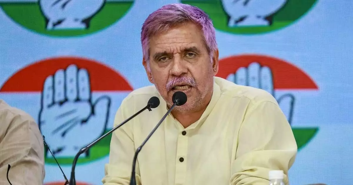 'എംപിയായത് കൊണ്ട് മാത്രമാണോ കോണ്ഗ്രസില് തുടരുന്നത്?'; പ്രധാനമന്ത്രിയെ പ്രകീർത്തിച്ച ശശി തരൂരിനെ വിമർശിച്ച് സന്ദീപ് ദീക്ഷിത്