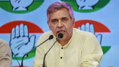 'എംപിയായത് കൊണ്ട് മാത്രമാണോ കോണ്‍ഗ്രസില്‍ തുടരുന്നത്?'; പ്രധാനമന്ത്രിയെ പ്രകീർത്തിച്ച ശശി തരൂരിനെ വിമർശിച്ച് സന്ദീപ് ദീക്ഷിത്