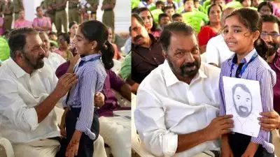 'ഈ ലോകം പെൺകുട്ടികളുടേത്‌ കൂടിയാണ്, ഈ സർക്കാർ പെണ്ണുങ്ങൾ അടക്കം എല്ലാവരുടേയും'; നിഹാരയെ ചേർത്തുപിടിച്ച് വി ശിവൻകുട്ടി