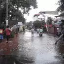 തമ്മനത്ത് ജല അതോറിറ്റിയുടെ കൂറ്റൻ വാട്ടർടാങ്ക് തകർന്നു, വീടുകളിൽ വെള്ളം ഇരച്ചുകയറി; റോഡുകൾ തകർന്നു