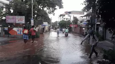തമ്മനത്ത് ജല അതോറിറ്റിയുടെ കൂറ്റൻ വാട്ടർടാങ്ക് തകർന്നു, വീടുകളിൽ വെള്ളം ഇരച്ചുകയറി; റോഡുകൾ തകർന്നു